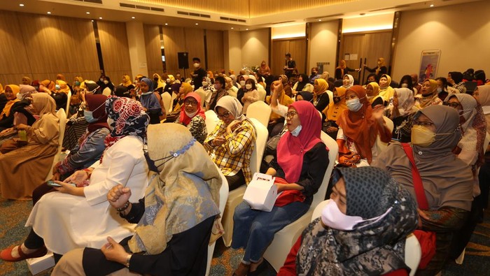 Peran Wanita dalam Peningkatan Ekonomi Keluarga Kondisi saat ini banyak keluarga yang mengalami permasalahan ekonomi imbas dari pandemi yang berkepanjangan. Wanita pun bisa membantu keluarganya dengan kreativitas tanpa batas.