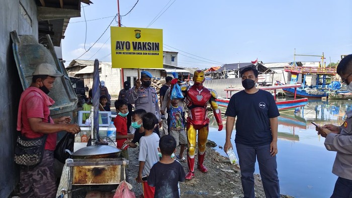 Polisi datangkan Iron Man ajak warga Muara Angke vaksinasi anak