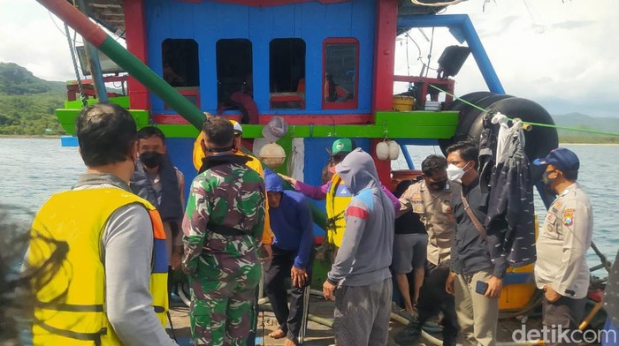 polisi geledah kapal penangkap lumba-lumba