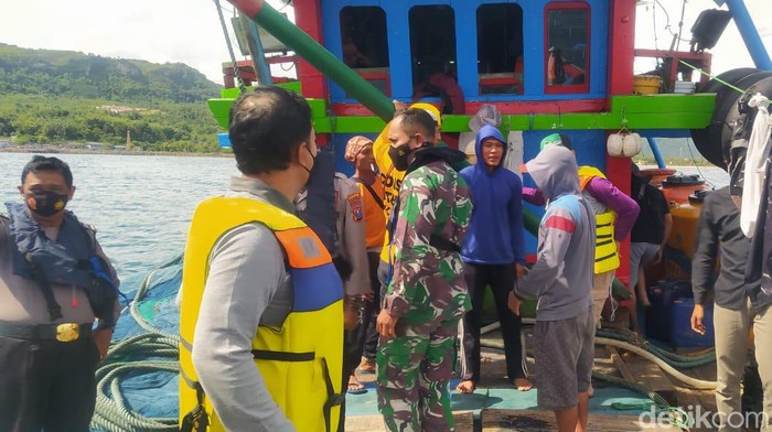 polisi geledah kapal penangkap lumba-lumba