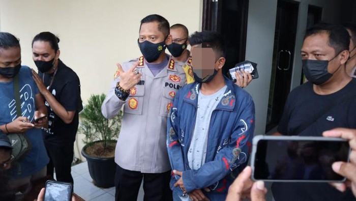 Polisi menangkap seorang pria yang kedapatan menjadi joki vaksin COVID-19 di Banjarmasin, Kalsel. (ANTARA/Firman)