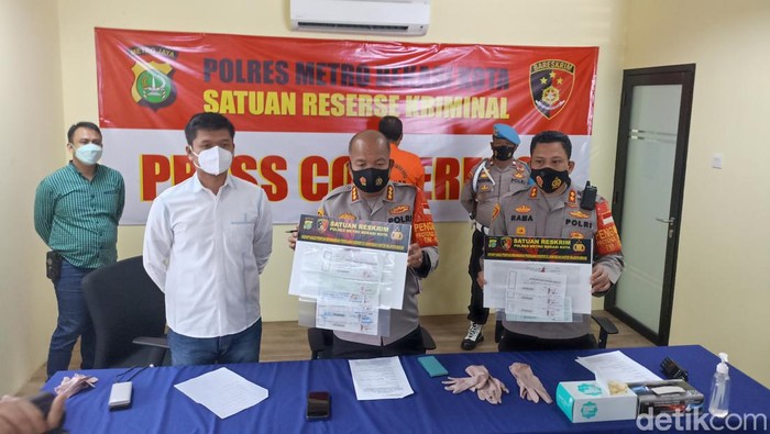 Polres Bekasi Kota mengungkap tindak pidana kasus penipuan tenaga kontrak Pemkot Bekasi. Dalam kasus ini ada 12 orang korban dengan kerugian hingga Rp 250 Juta. (Wildan N/detikcom)