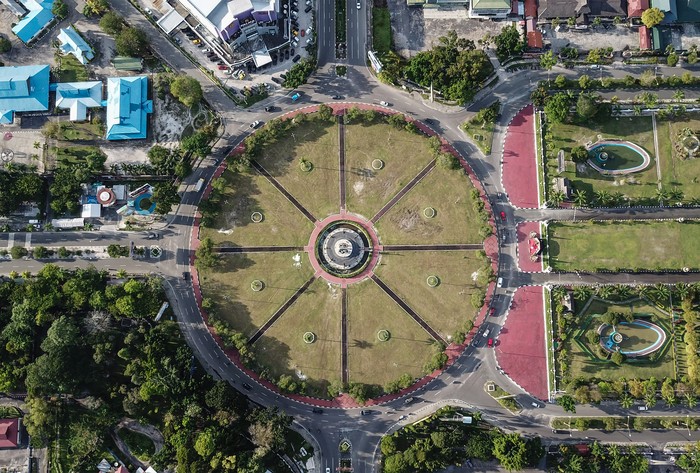 Foto udara kawasan simpang enam Bundaran Besar di Palangkaraya, Kalimantan Tengah, Sabtu (8/1/2022). Pemerintah Provinsi Kalimantan Tengah akan merenovasi kawasan Bundaran Besar Palangkaraya yang menjadi ikon ibu kota provinsi tersebut mulai tahun 2022 hingga 2024 mendatang dengan anggaran sebesar Rp125 miliar serta menggunakan sistem Multi Years Contract (MYC). ANTARA FOTO/Makna Zaezar/rwa.