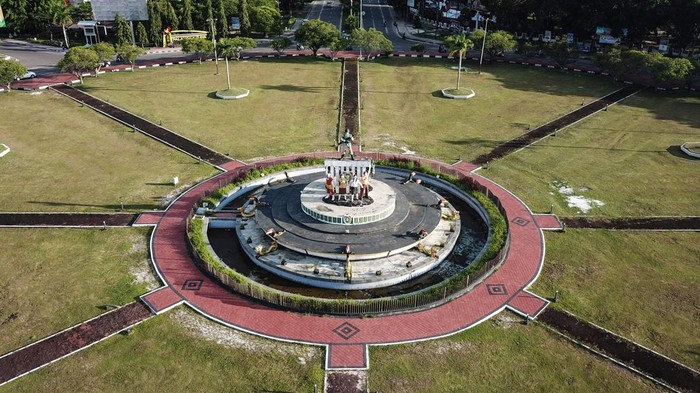 RENCANA RENOVASI BUNDARAN BESAR KOTA PALANGKARAYA Foto udara kawasan simpang enam Bundaran Besar di Palangkaraya, Kalimantan Tengah, Sabtu (8/1/2022). Pemerintah Provinsi Kalimantan Tengah akan merenovasi kawasan Bundaran Besar Palangkaraya yang menjadi ikon ibu kota provinsi tersebut mulai tahun 2022 hingga 2024 mendatang dengan anggaran sebesar Rp125 miliar serta menggunakan sistem Multi Years Contract (MYC). ANTARA FOTO/Makna Zaezar/rwa.