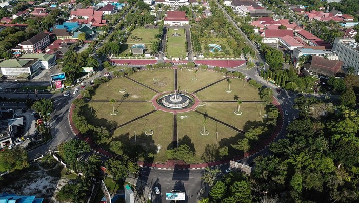 RENCANA RENOVASI BUNDARAN BESAR KOTA PALANGKARAYA Foto udara kawasan simpang enam Bundaran Besar di Palangkaraya, Kalimantan Tengah, Sabtu (8/1/2022). Pemerintah Provinsi Kalimantan Tengah akan merenovasi kawasan Bundaran Besar Palangkaraya yang menjadi ikon ibu kota provinsi tersebut mulai tahun 2022 hingga 2024 mendatang dengan anggaran sebesar Rp125 miliar serta menggunakan sistem Multi Years Contract (MYC). ANTARA FOTO/Makna Zaezar/rwa.