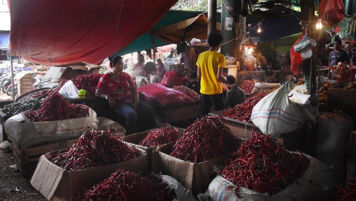 Sejumlah pedagang menunggu calon pembeli di Pasar Induk Kramat Jati, Jakarta Timur, Jumat (7/1/2022). Pemprov DKI Jakarta melalui Perumda Pasar Jaya tahun ini berencana merevitalisasi Pasar Induk Kramat Jati seluas 14,7 hektare itu. ANTARA FOTO/Indrianto Eko Suwarso/rwa.