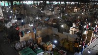 Pasar Tradisional, Supermarket, hypermarket, toko kelontong dan pasar swalayan yang menjual kebutuhan sehari-hari dibatasi jam operasional sampai dengan Pukul 21.00 waktu setempat dengan kapasitas pengunjung 50%. Foto: ANTARA FOTO/Indrianto Eko Suwarso
