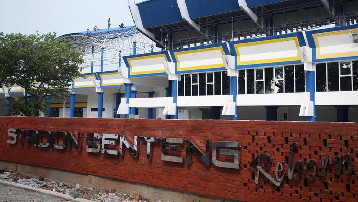 Pekerja memasang atap tribun penonton saat revitalisasi Stadion Benteng Reborn di Tangerang, Banten, Jumat (7/1/2022). Stadion tersebut nantinya akan dijadikan markas klub Persikota Tangerang untuk kompetisi sepakbola Liga Indonesia. ANTARA FOTO/Muhammad Iqbal/rwa.