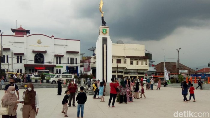 Ridwan Kamil resmikan pasar dan alun-alun di sukabumi