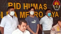 Ini adalah penampakan pertamanya ke hadapan media usai ditangkap di kediaman pribadinya di kawasan Ragunan, Jakarta Selatan, pada Jumat (7/1/2022). Foto: Ahsan Nurrijal/ detikHOT