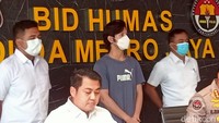 Usai ditangkap di kediamannya, pesinetron Naufal Samudra akhirnya diperlihatkan ke awak media. Foto: Ahsan Nurrijal/ detikHOT