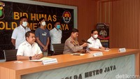 Naufal Samudra ditangkap di depan kekasihnya, Dinda Kirana. Foto: Ahsan Nurrijal/ detikHOT