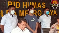 Dia memakai kaos oblog berwarna abu-abu dan bermasker. Tangannya sama sekali tidak diborgol. Foto: Ahsan Nurrijal/ detikHOT