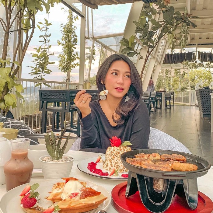 Romantisnya Dinda Kirana dan Naufal Samudra Saat Makan di Restoran Romantisnya Dinda Kirana dan Naufal Samudra Saat Makan di Restoran