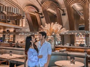 Romantisnya Dinda Kirana dan Naufal Samudra Saat Makan di Restoran