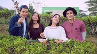 Berpose bersama teman-teman saat syuting FTV, Dinda memamerkan senyum manisnya. Mereka tampak sedang asyik istirahat sambil makan di area outdoor. Seru! Foto: Instagram @dindakirana.s