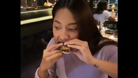 Restoran Jepang jadi pilihan tempat nge-date Dinda dan Naufal. Dinda memang diketahui penggemar berat makanan Jepang seperti sushi hingga sashimi. Keduanya mengabadikan momen dalam sebuah video. Foto: Instagram @dindakirana.s