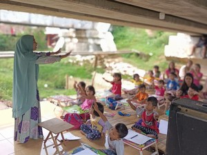 Ruang Kreatif di Kolong Jembatan Kereta Api Rangkasbitung