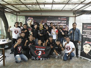 Di Solo, Sahabat Ganjar Beri Bantuan Laptop bagi Siswa Berprestasi