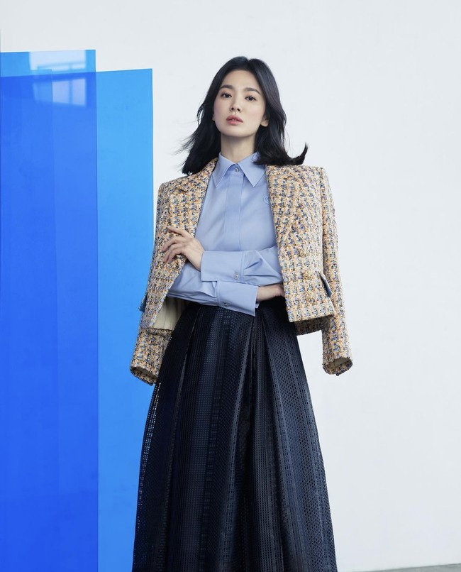 Song Hye Kyo mengejutkan penggemar dengan potongan rambut barunya. Dia mengunggah hasil pemotretannya sebagai model brand fashion Michaa. Foto: dok. Instagram michaachannel