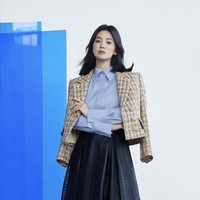 Song Hye Kyo mengejutkan penggemar dengan potongan rambut barunya. Dia mengunggah hasil pemotretannya sebagai model brand fashion Michaa. Foto: dok. Instagram michaachannel