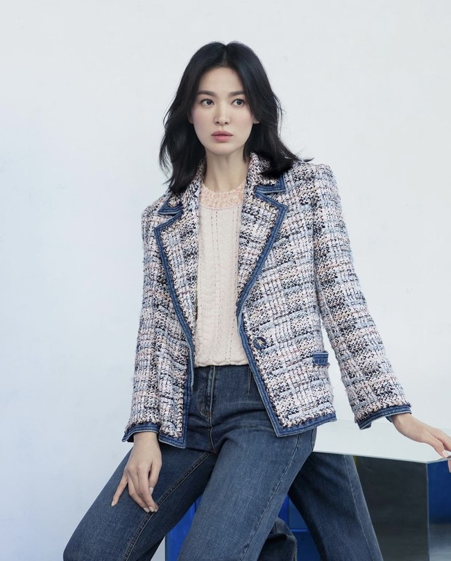 “Seger banget mukanya rambut sebahu,” “Suka banget penampilan baru Song Hye Kyo. Rambutnya paling cocok segini,” “Song Hye Kyo looks so fresh dengan rambut barunya,” komentar sejumlah netizen yang terpana dengan kecantikannya. Foto: dok. Instagram michaachannel