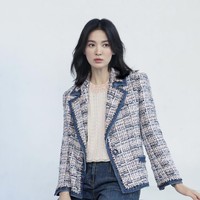 “Seger banget mukanya rambut sebahu,” “Suka banget penampilan baru Song Hye Kyo. Rambutnya paling cocok segini,” “Song Hye Kyo looks so fresh dengan rambut barunya,” komentar sejumlah netizen yang terpana dengan kecantikannya. Foto: dok. Instagram michaachannel