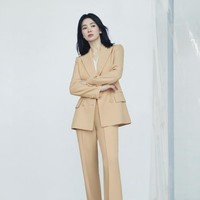 Seolah menolak tua, Song Hye Kyo terlihat awet muda dengan potongan rambut sebahu. Siapa sangka dirinya telah menginjak kepala empat? Foto: dok. Instagram michaachannel