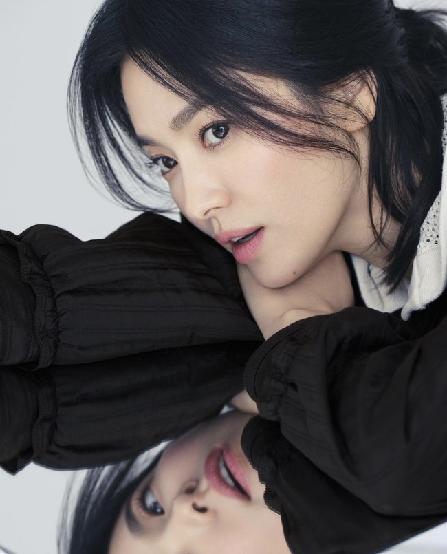 Penampilan baru Song Hye Kyo sontak membuat penggemar pangling. Sebab dia tampil dengan rambut panjang dalam drama Korea Now We Are Breaking Up. Foto: dok. Instagram michaachannel