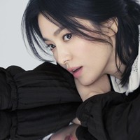 Penampilan baru Song Hye Kyo sontak membuat penggemar pangling. Sebab dia tampil dengan rambut panjang dalam drama Korea Now We Are Breaking Up. Foto: dok. Instagram michaachannel