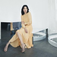 Kini, Song Hye Kyo tampil sebagai manajer tim desain dalam drama Korea Now We Are Breaking Up. Dia kerap memakai koleksi Michaa dalam drama yang dibintanginya bersama Jang Ki Yong. Foto: dok. Instagram michaachannel