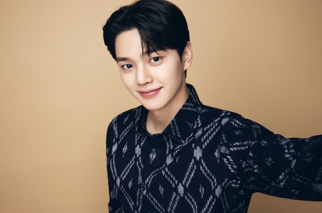 Bintang drama Korea Nevertheless, Song Kang memiliki daya tarik tersendiri yang dapat menyihir penggemar. Dia memiliki kelopak mata ganda, hidung mancung, dengan ujungnya yang sedikit turun. Ahli bedah plastik Korea, Oh Jae Hyun menyebut wajahnya cenderung imut dan lembut.   Foto: dok. Realfood