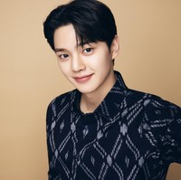 Bintang drama Korea Nevertheless, Song Kang memiliki daya tarik tersendiri yang dapat menyihir penggemar. Dia memiliki kelopak mata ganda, hidung mancung, dengan ujungnya yang sedikit turun. Ahli bedah plastik Korea, Oh Jae Hyun menyebut wajahnya cenderung imut dan lembut.   Foto: dok. Realfood