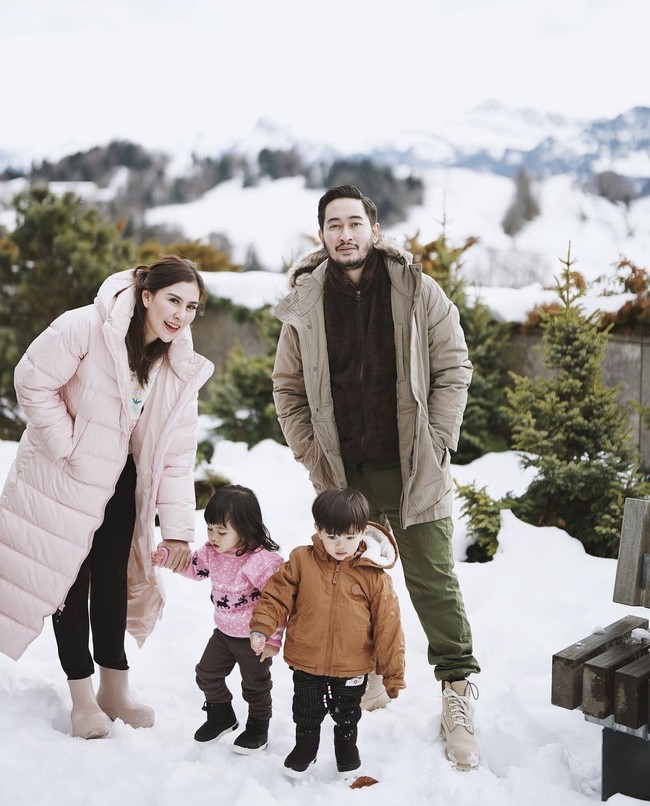 Syahnaz dan suami Jeje Govindaz menjajal berbagai negara di Eropa. Dia mengawali perjalanannya di Swiss hingga menikmati dinginnya salju di Jerman bersama si kembar, Zayn dan Zunaira. Foto: dok. Instagram @syahnazs
