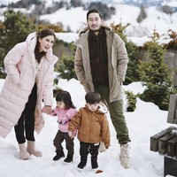Syahnaz dan suami Jeje Govindaz menjajal berbagai negara di Eropa. Dia mengawali perjalanannya di Swiss hingga menikmati dinginnya salju di Jerman bersama si kembar, Zayn dan Zunaira. Foto: dok. Instagram @syahnazs