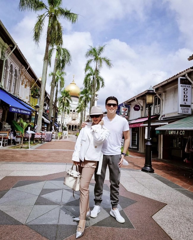 Syahrini dan Reino Barack menyambut pergantian tahun di Singapura. Keduanya menyambut hari pertama di tahun 2022 memakai baju matching bernuansa putih. Foto: dok. Instagram @princessyahrini