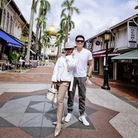 Syahrini dan Reino Barack menyambut pergantian tahun di Singapura. Keduanya menyambut hari pertama di tahun 2022 memakai baju matching bernuansa putih. Foto: dok. Instagram @princessyahrini