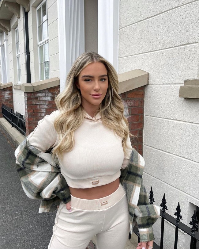 Dirumorkan pula jika Mahrez juga telah membeli rumah untuknya senilai £2 juta (Rp 39 miliaran) untuk menjadi kediaman mereka setelah menikah. Taylor sendiri bahkan membuatkan Instagram khusus untuk menunjukkan hasil renovasi dan sentuhan personal.Foto: Instagram @taylorwardx