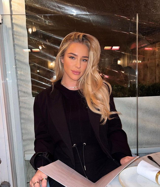 Taylor Ward juga dikenal sebagai anak dari miliuner bintang Real Housewives of Cheshire Dawn Ward dan mantan pemain bola Ashley Ward. Ia pun sebelumnya pernah jadi perbincangan dalam acara Loose Women ketika mengaku akan melakukan operasi payudara di usia 21 tahun.Foto: Instagram @taylorwardx
