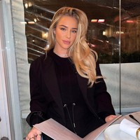 Taylor Ward juga dikenal sebagai anak dari miliuner bintang Real Housewives of Cheshire Dawn Ward dan mantan pemain bola Ashley Ward. Ia pun sebelumnya pernah jadi perbincangan dalam acara Loose Women ketika mengaku akan melakukan operasi payudara di usia 21 tahun.Foto: Instagram @taylorwardx