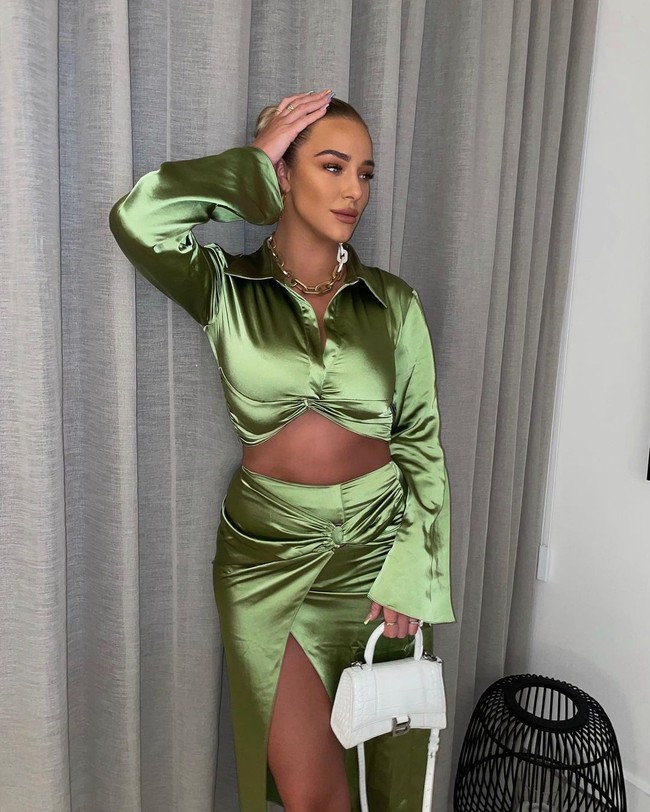 Dikatakan jika pemain bola keturunan Algeria itu akan menggelar prosesi lagi di Inggris untuk melegalkan hubungan mereka di negara tersebut.Foto: Instagram @taylorwardx