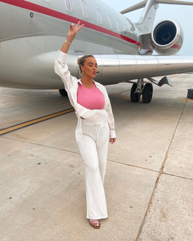 Sumber mengatakan jika prosesinya digelar secara private dan dihadiri orang-orang terdekat. Dilaporkan bahwa mereka mengadakan pesta yang sederhana tapi bisa dibilang mewah dengan dresscode serba putih. Foto: Instagram @taylorwardx