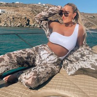 Riyad dan Taylor sekarang sudah resmi menikah di bawah hukum Islam setelah melakukan prosesi (nikah) akhir tahun lalu. Bagi mereka, penting untuk mengikuti tradisi dari agama Riyad, ungkap sumber.Foto: Instagram @taylorwardx