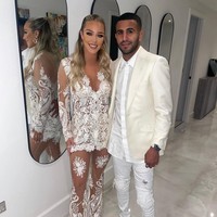 Pesepakbola Riyad Mahrez dikabarkan diam-diam sudah menikah. Pemain Manchester City tersebut dilaporkan telah menjalani ijab kabul beberapa bulan lalu. Ia mempersunting seorang model cantik bernama Taylor Ward. Sebelumnya hubungan mereka pernah jadi perbincangan ketika Riyad melamar Taylor dengan cincin berlian seharga Rp 8 miliaran.Foto: Instagram @taylorwardx