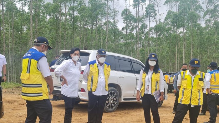 Menteri Keuangan Sri Mulyani Indrawati dan Menteri PUPR Basuki Hadimuljono mengunjungi titik nol lokasi pembangunan ibu kota baru di Kalimantan Timur