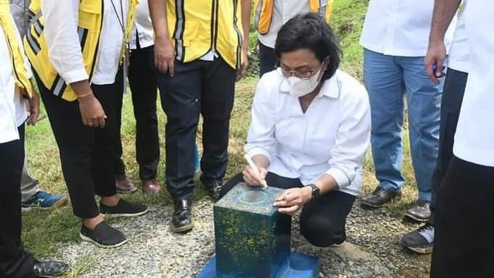 Menteri Keuangan Sri Mulyani Indrawati dan Menteri PUPR Basuki Hadimuljono mengunjungi titik nol lokasi pembangunan ibu kota baru di Kalimantan Timur