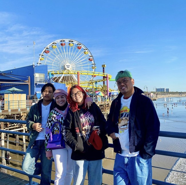 Uya Kuya dan keluarga menyambut tahun 2022 dengan berlibur di California, Amerika Serikat. Presenter kodang itu berencana menguliahkan putrinya Cinta Kuya di sana. Foto: dok. Instagram @king_uyakuya