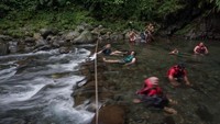 Wisata air terjun dengan dinding bebatuan alam berwarna hitam yang dikelola oleh kelompok sadar wisata (Pokdarwis) setempat itu menjadi salah satu tujuan liburan favorit di Kabupaten Pekalongan saat akhir pekan.