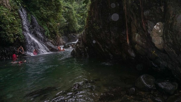 Sejumlah wisatawan bermain air di Wisata Black Canyon, Petungkriyono, Kabupaten Pekalongan, Jawa Tengah, Sabtu (8/1/2022). Sejumlah wisatawan bermain air di Wisata Black Canyon, Petungkriyono, Kabupaten Pekalongan, Jawa Tengah, Sabtu (8/1/2022).