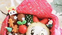 Nah kalau ini Dorami alias adiknya Doraemon. Sama-sama lucu dan menggemaskan. Nasi bentuk Dorami ini dilengkapi lauk bakso berbumbu serta tumis sayuran. Foto: Instagram @hitomi.1103
